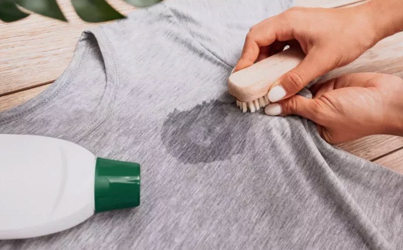 بهترین روشهای از بین بردن لکه چربی از لباس راحتی زنانه و مردانه 2 بهترین روشهای از بین بردن لکه چربی از لباس راحتی زنانه و مردانه در خانه